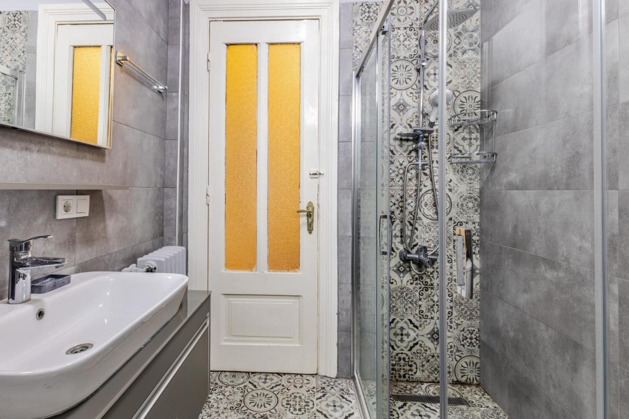 Appartamento Flat With Balcony And Bosphorus View In Beyoglu Provincia di Provincia di Istanbul Esterno foto